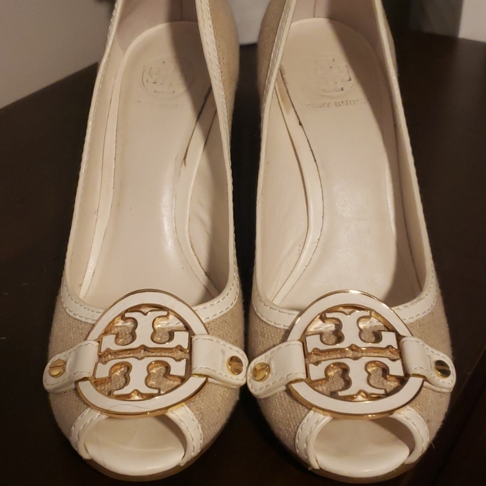 TAN AND WHITE TORY BUTCH PEEP TOE WEDGE